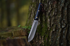 سكين تكتيكي كلاسيكي من M Main بتصميم ثابت، مع حقيبة جلدية متينة. شفرة كاملة من الفولاذ المقاوم للصدأ بطول 137 مم.