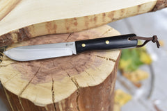 سكين تكتيكي كلاسيكي من M Main بتصميم ثابت، مع حقيبة جلدية متينة. شفرة كاملة من الفولاذ المقاوم للصدأ بطول 137 مم.