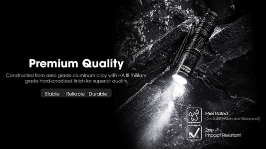 مصباح يدوي MT1A Pro من نايتكور، بقوة 800 لومن، للاستخدام اليومي، يعمل ببطارية AA واحدة. بطارية قابلة لإعادة الشحن بمنفذ USB-C، مع ملصق نايتكور.