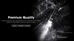 مصباح يدوي MT1A Pro من نايتكور، بقوة 800 لومن، للاستخدام اليومي، يعمل ببطارية AA واحدة. بطارية قابلة لإعادة الشحن بمنفذ USB-C، مع ملصق نايتكور.