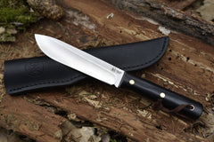 سكين تكتيكي كلاسيكي من M Main بتصميم ثابت، مع حقيبة جلدية متينة. شفرة كاملة من الفولاذ المقاوم للصدأ بطول 137 مم.